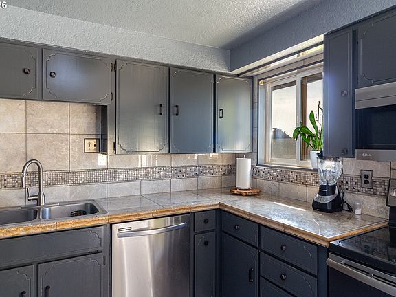 5th image of 1055 W Linda Ave