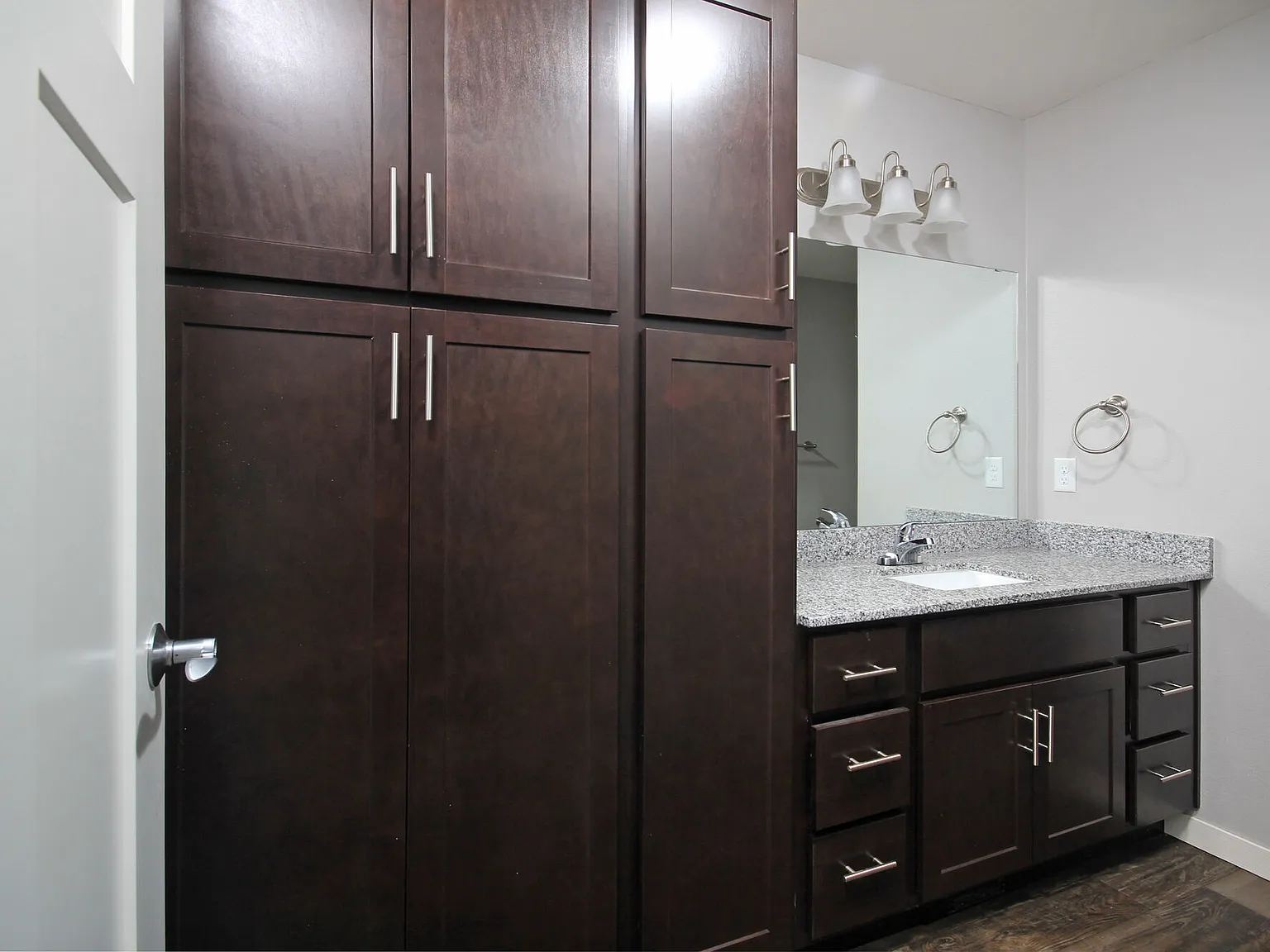 Sapphire Apartments — Photo 4