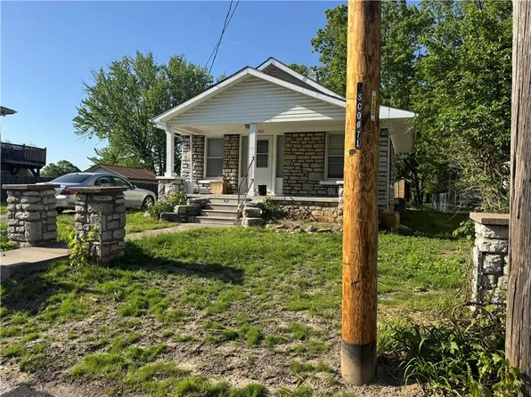 11610 Hackett St, Sugar Creek, MO 64054