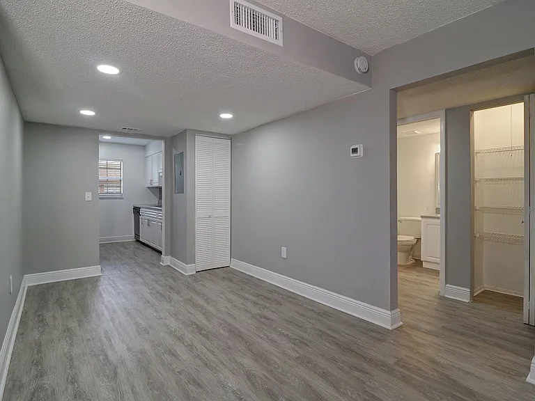 1x1 Dining and Hallway