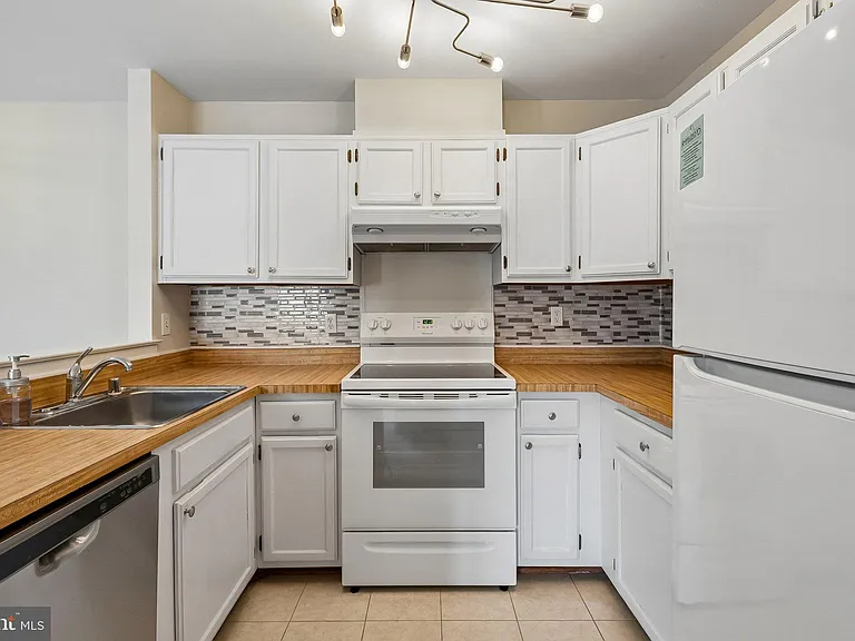 7822 Harrowgate Cir #D — Photo 11