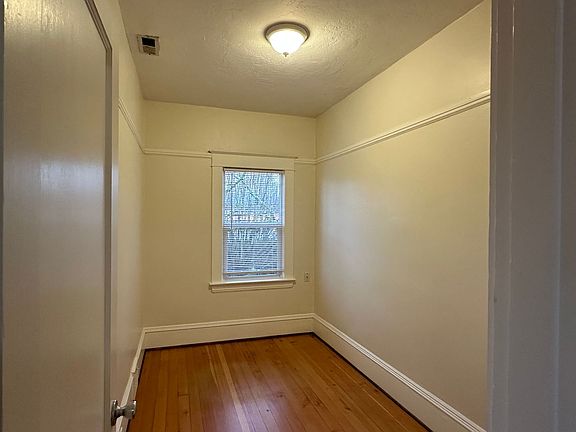 3rd image of 421-427 NE Schuyler St #425