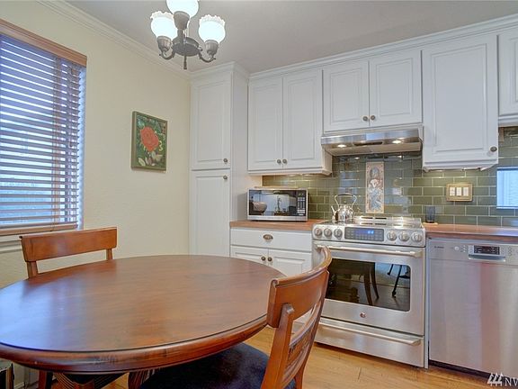 Eat-In kitchen space 