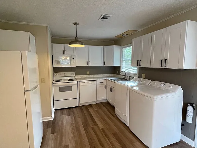 207 Charleston Ave — Photo 3