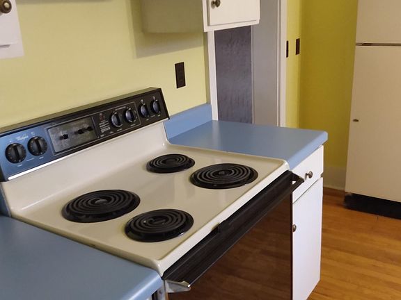 Kitchen w/range