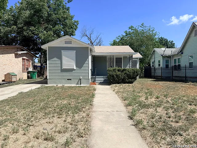 203 Hot Wells Blvd — Photo 1