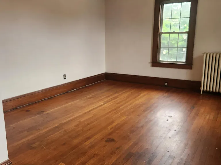 215 Crawford St — Photo 2