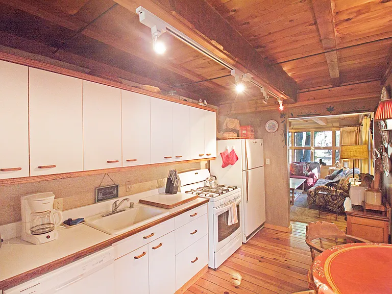 690 Balsam Ln — Photo 7