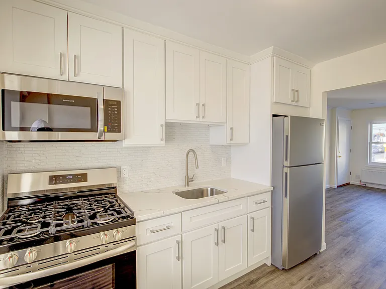 670 W Broadway #2 — Photo 2