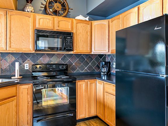 Kitchen Features 2016 Stove & Refrigerator