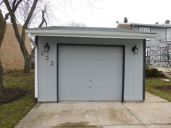 5th image of 233 Applewood Ln