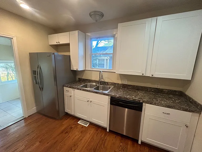 1506 Charlton St — Photo 9