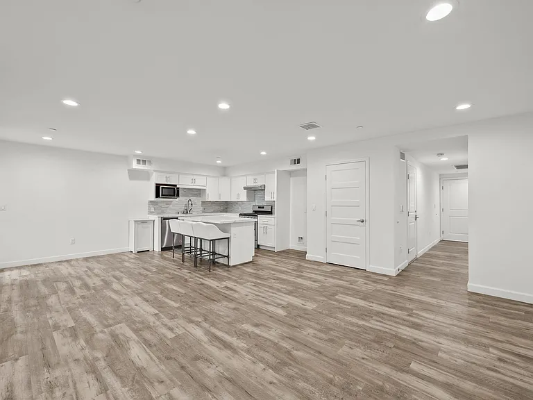 9104 Burnet Ave — Photo 9