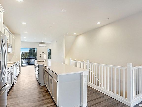 4th image of 14715 B 2 Admiralty Way 14-unit 14