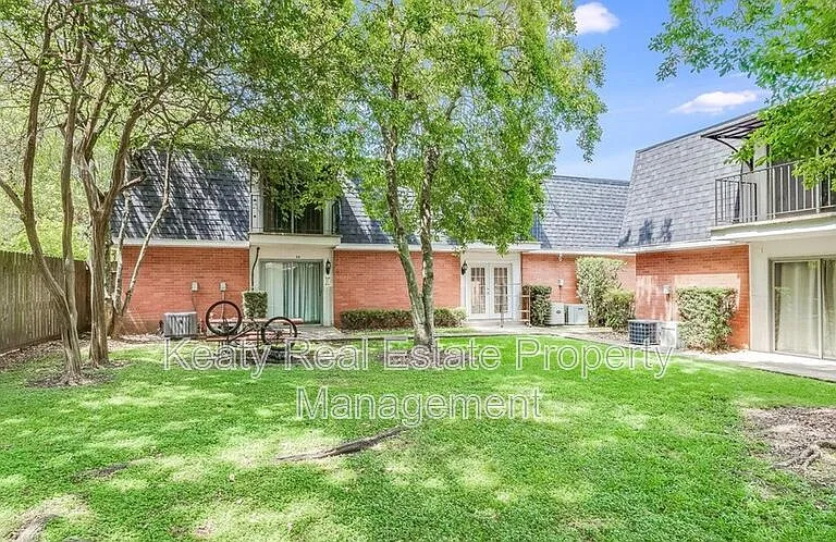 211 Versailles Blvd #10 — Photo 13