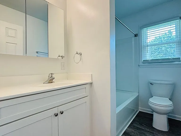 2 Bedroom, 1 Bath Apartment — Photo 36