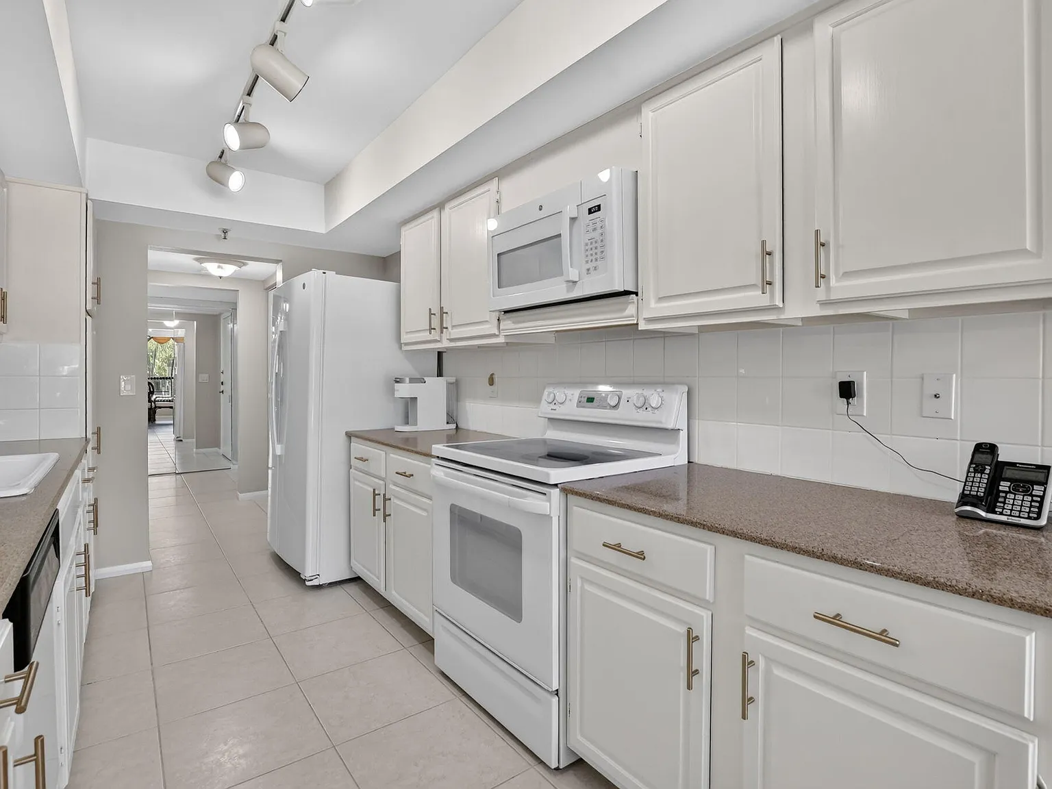 3 bed, 2.5 bath, 2200 sqft, $10,000 — Photo 3