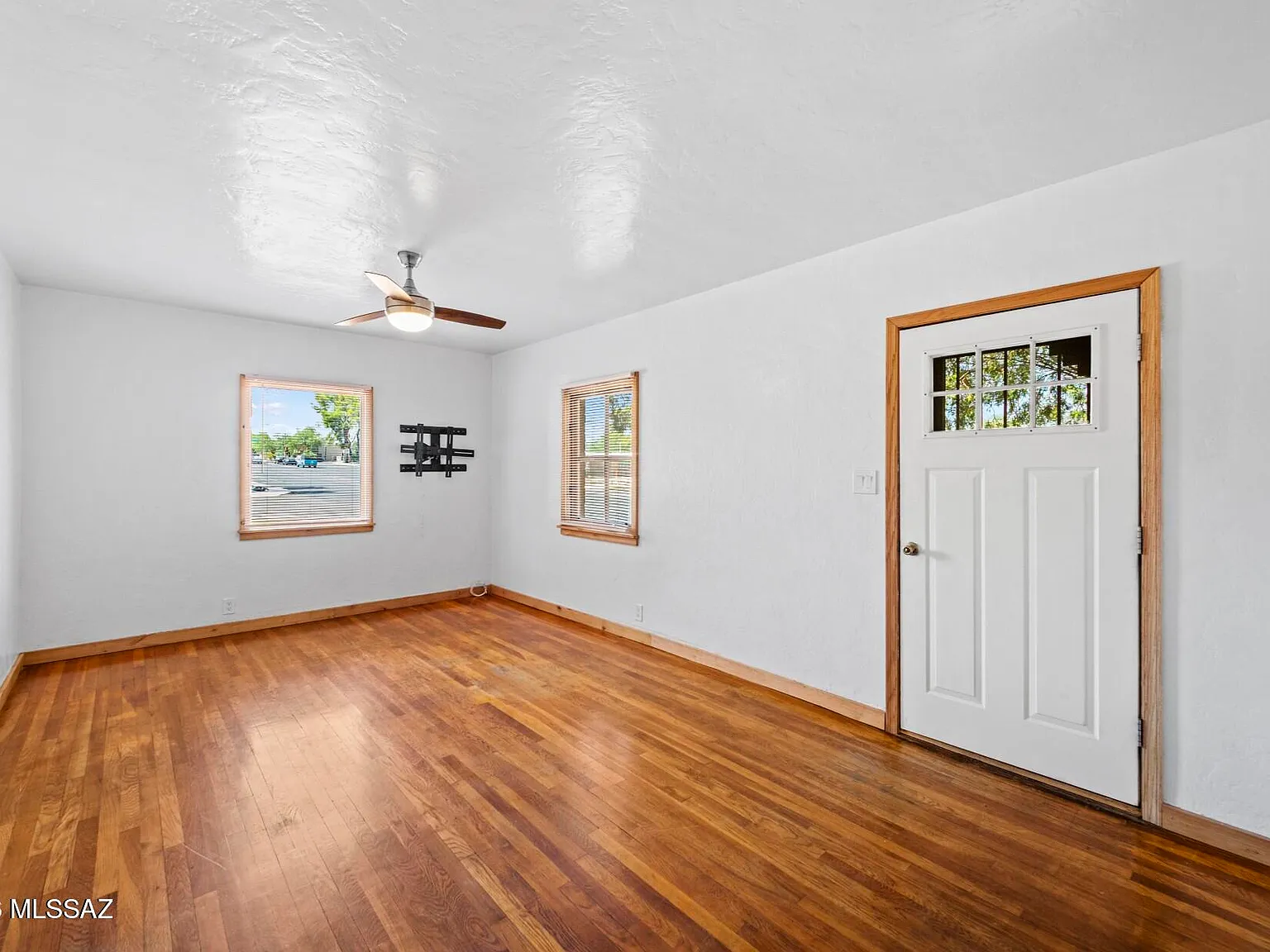 1 bed, 1.0 bath, 936 sqft, $1,345 — Photo 2
