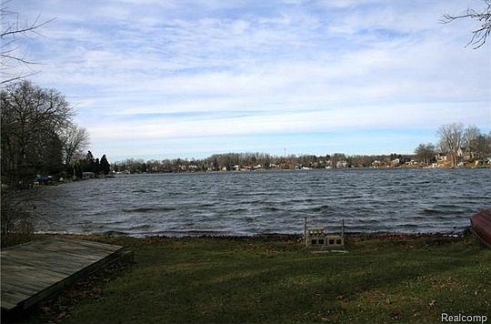 2nd image of Avon Dr