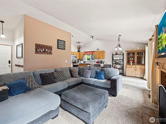 4th image of 183 Baumgartner Place N