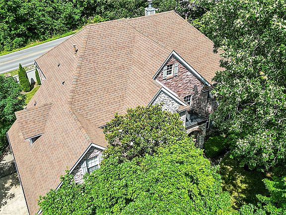 2nd image of 2933 N Jamestown Rd