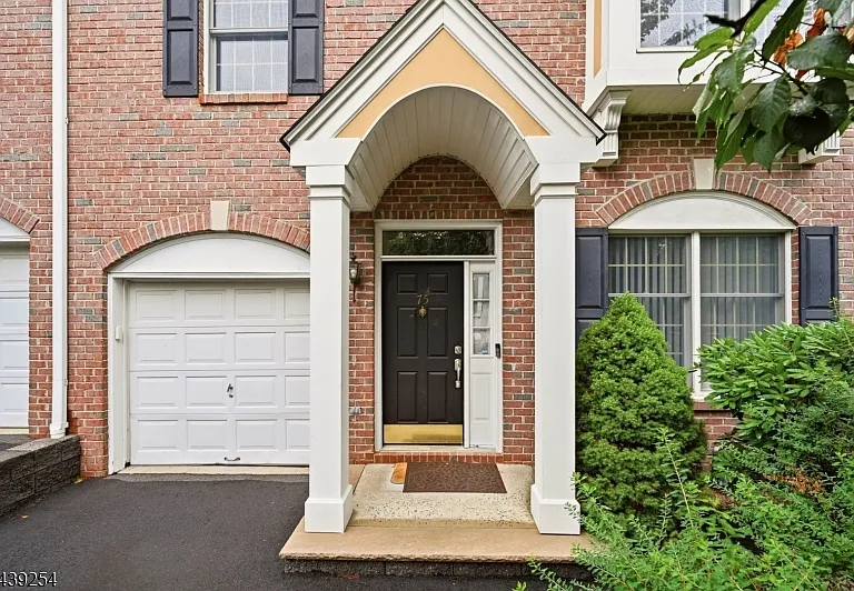 75 Spring Hill Cir — Photo 2