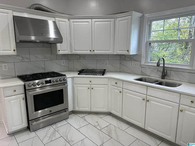 1715 Columbiana Ln — Photo 9