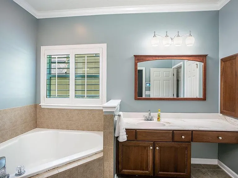 12201 Bittercreek Ln — Photo 10