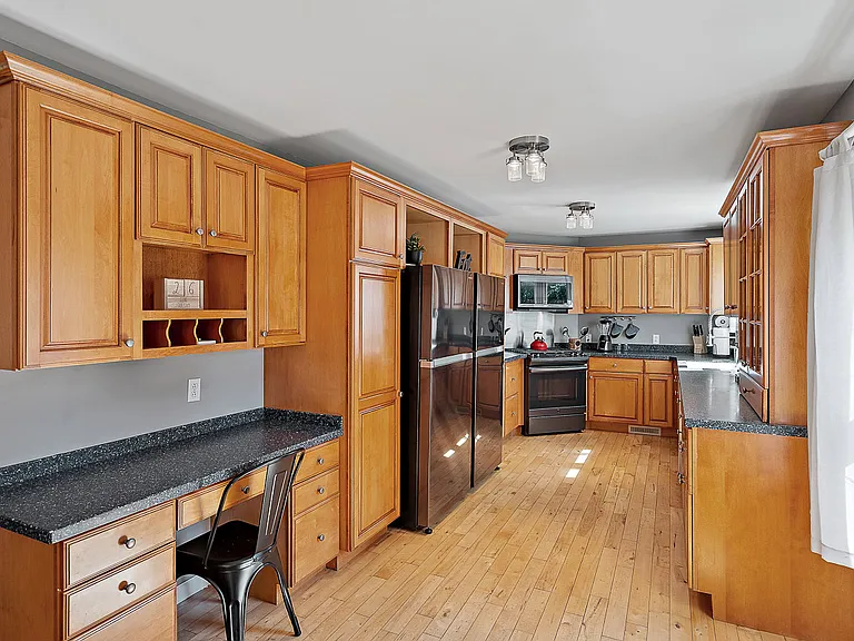 387 Maple Ave — Photo 4