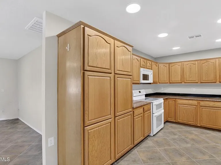 2215 W Butler Dr — Photo 8