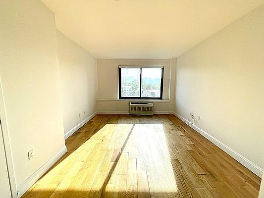 3rd image of 490 Myrtle Ave APT 5F