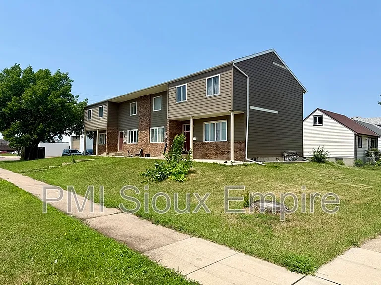 614 E 6th St — Photo 2