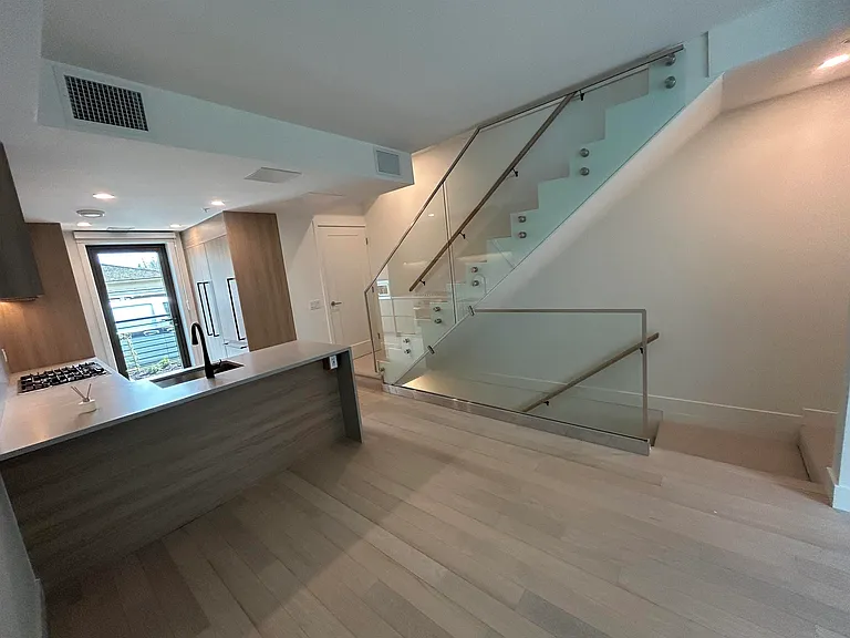 6284 Oak St — Photo 2