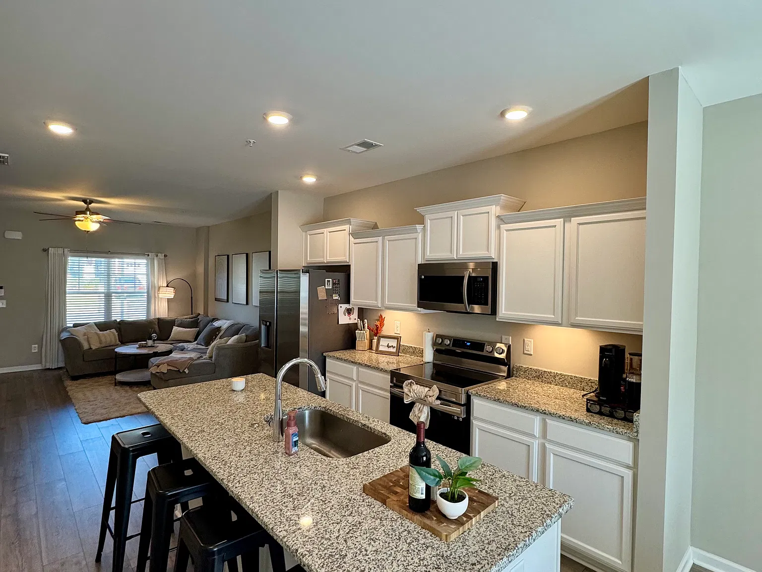 2 bed, 2.5 bath, 1307 sqft, $2,000 — Photo 2