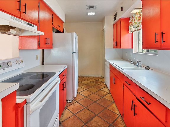 5th image of 213 Blanco Dr