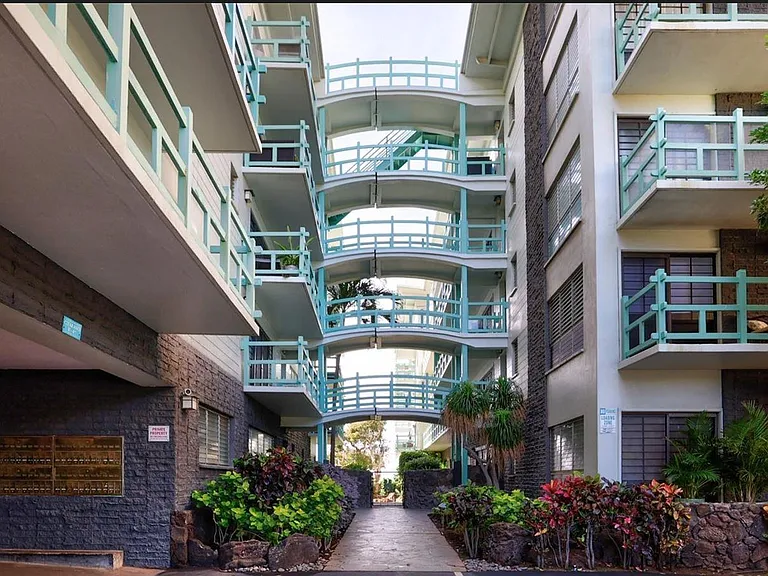 2957 Kalakaua Ave — Photo 23