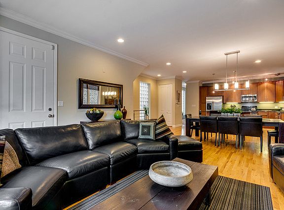 4th image of 1523 N Claremont Ave #1
