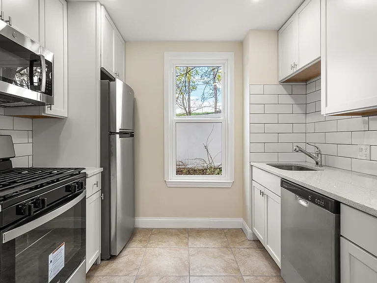 10 Royal St #1 — Photo 3