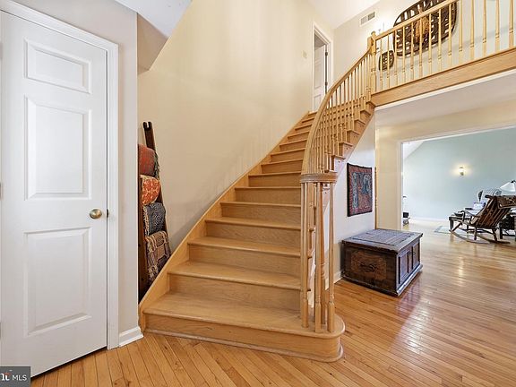 4th image of 47 Cambridge Ct