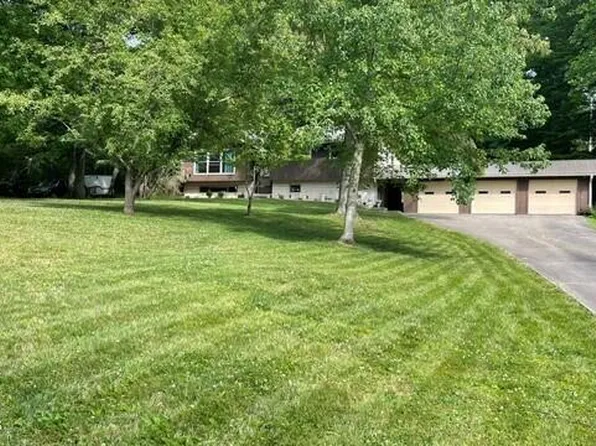 572 S Lake Dr, Oneida, TN 37841