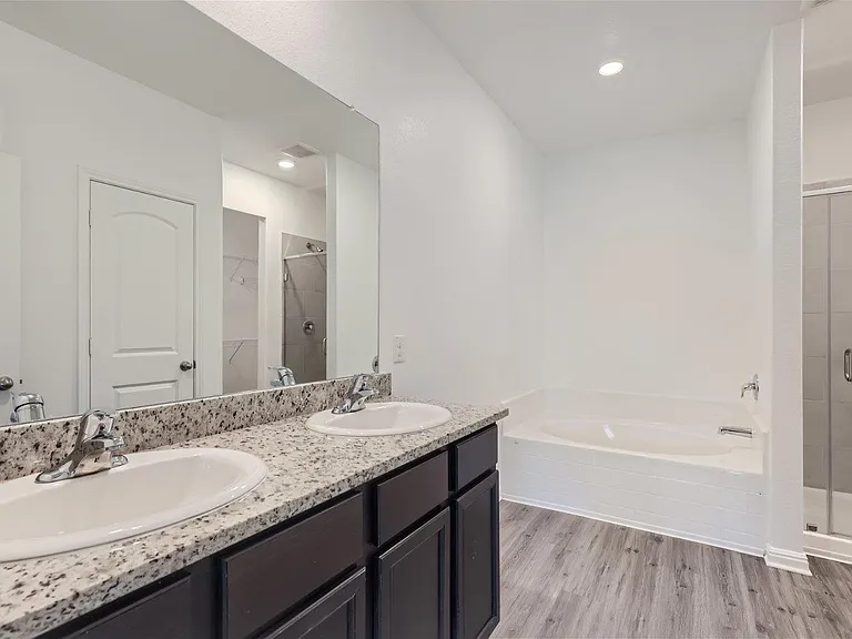 124 Maywood Ln — Photo 5