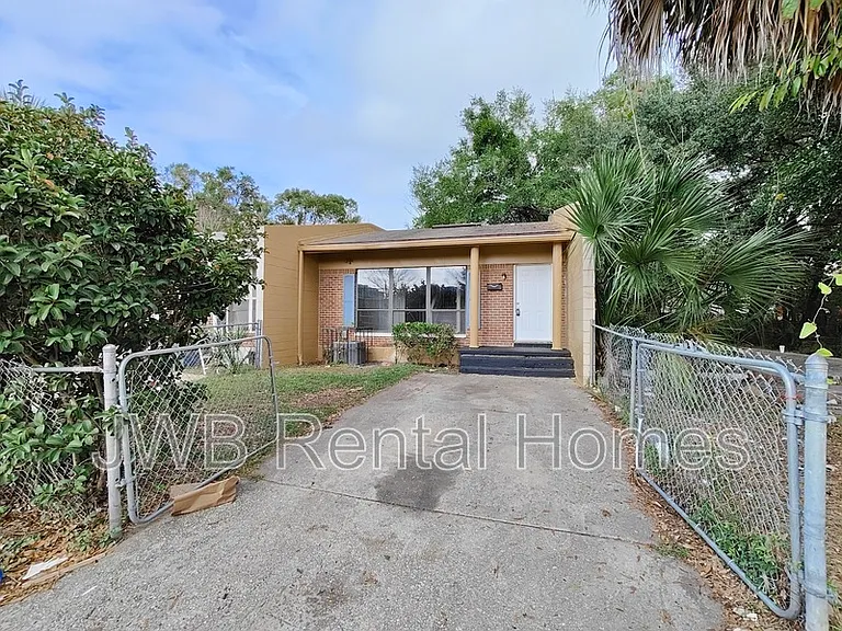 226 Spruce St — Photo 2