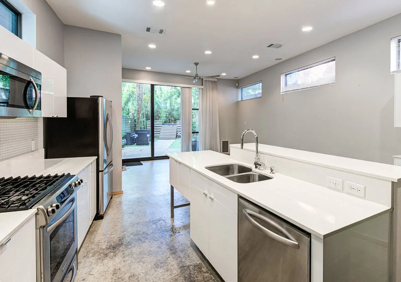 One Month Free Rent! Contemporary Stand Alone Condo With Private Hot Tub - Walkable To Downtown! — Photo 4