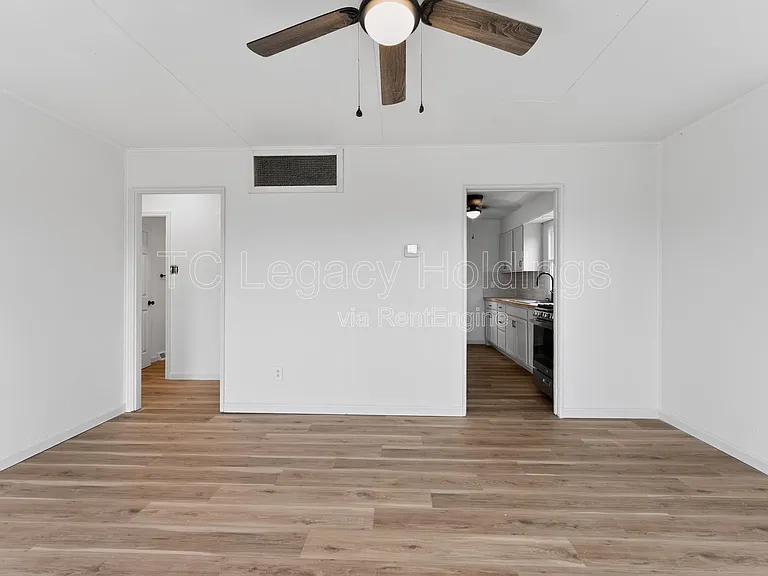 1533 Hoffman Ave — Photo 5