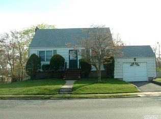 481 N Alleghany Ave, Lindenhurst, NY 11757