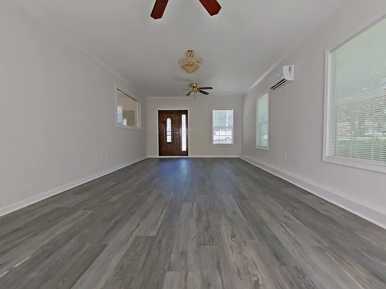 301 Cloverdale Dr — Photo 5