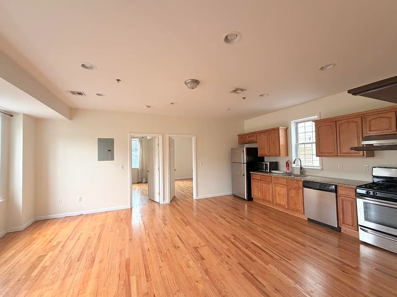 2 bed, 1.0 bath, 738 sqft, $2,450 — Photo 1