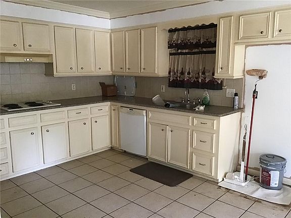 3rd image of 2163 Park Dr