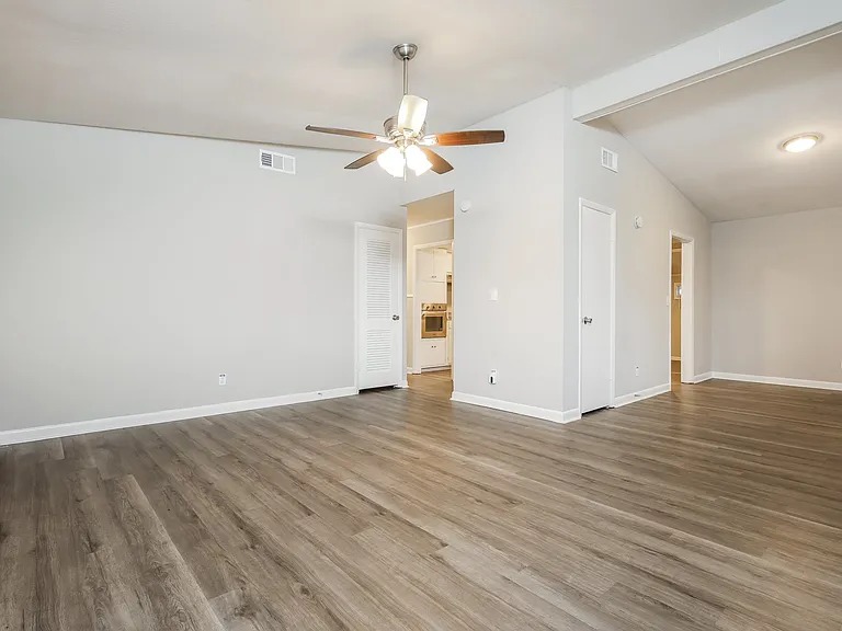 1469479_019_living_room_12905251.jpg