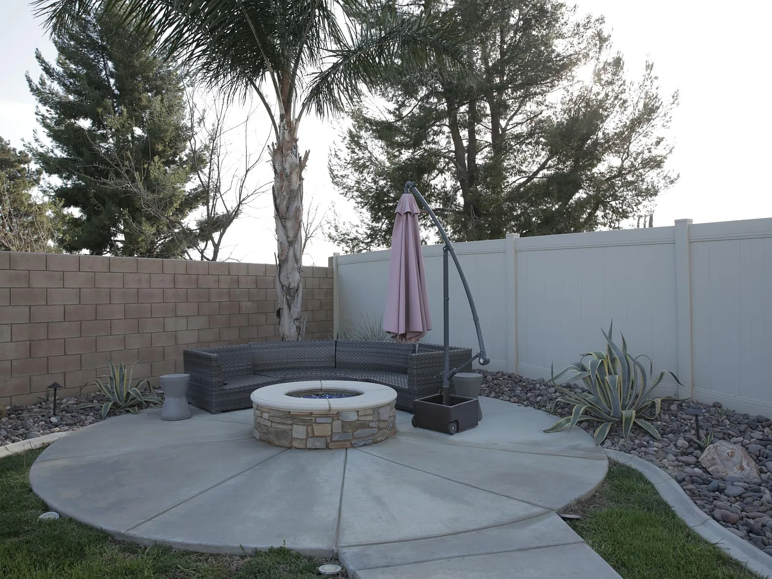 565 W James St — Photo 4